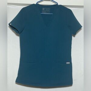 Figs XS Three pocket Casma scrub top in Caribbean Blue.